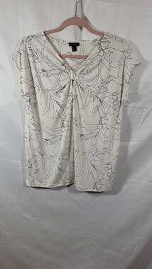 Ann Taylor Factory White and Black Floral Outline Twist Front Short Sleeve Knit